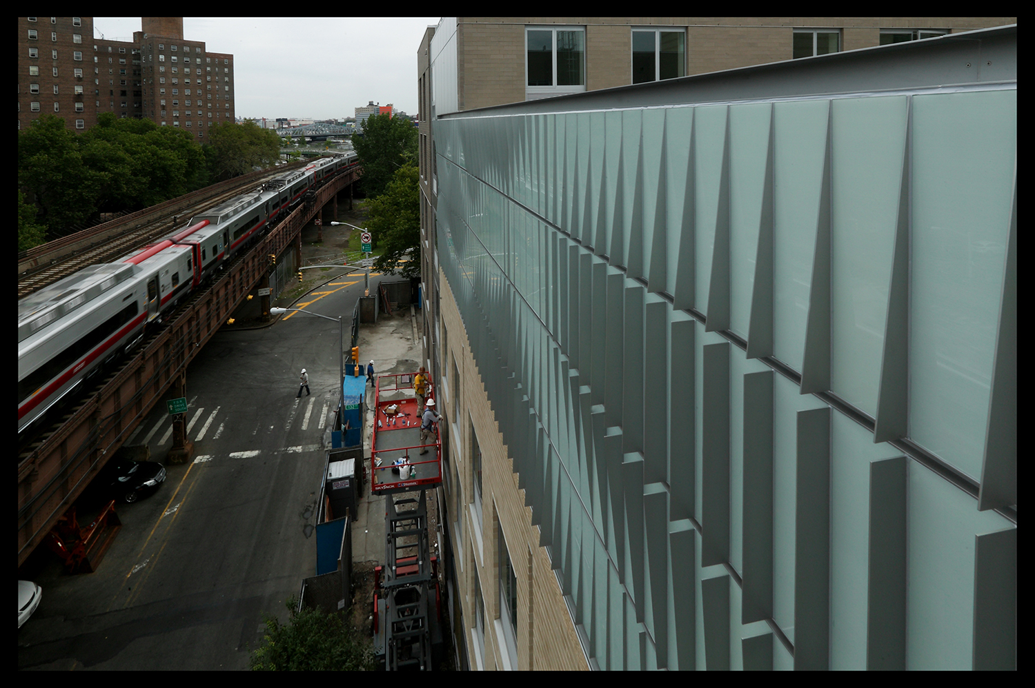 A Metro-North Railroad train passing the 'Park Avenue Artwall.' Photo: GDSNY