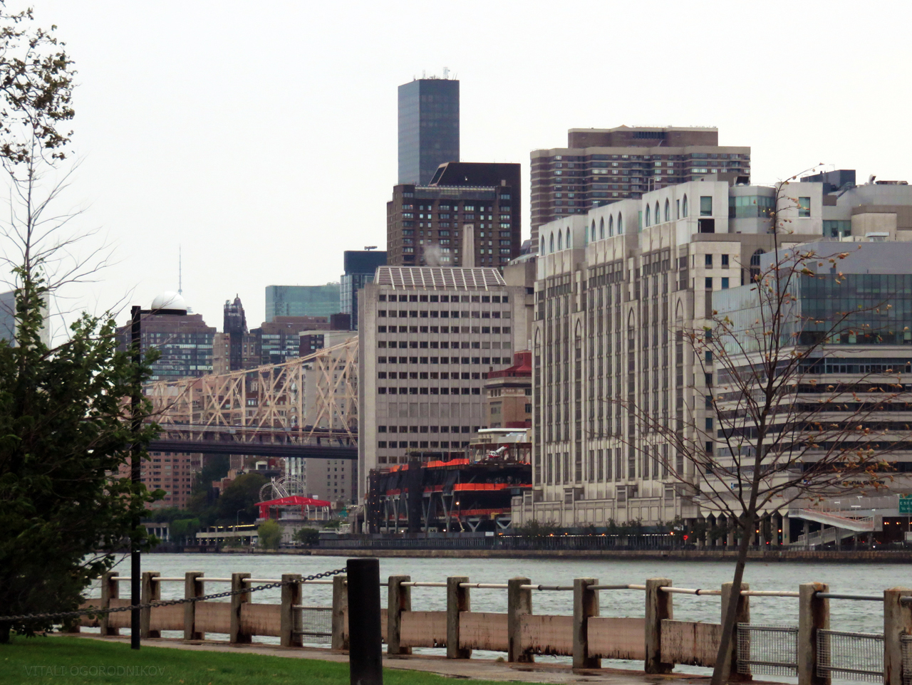 Rockefeller Research Building (center) fronts the new deck, with the Hospital for Special Surgery buildings (right). Looking southwest from Roosevelt Island.