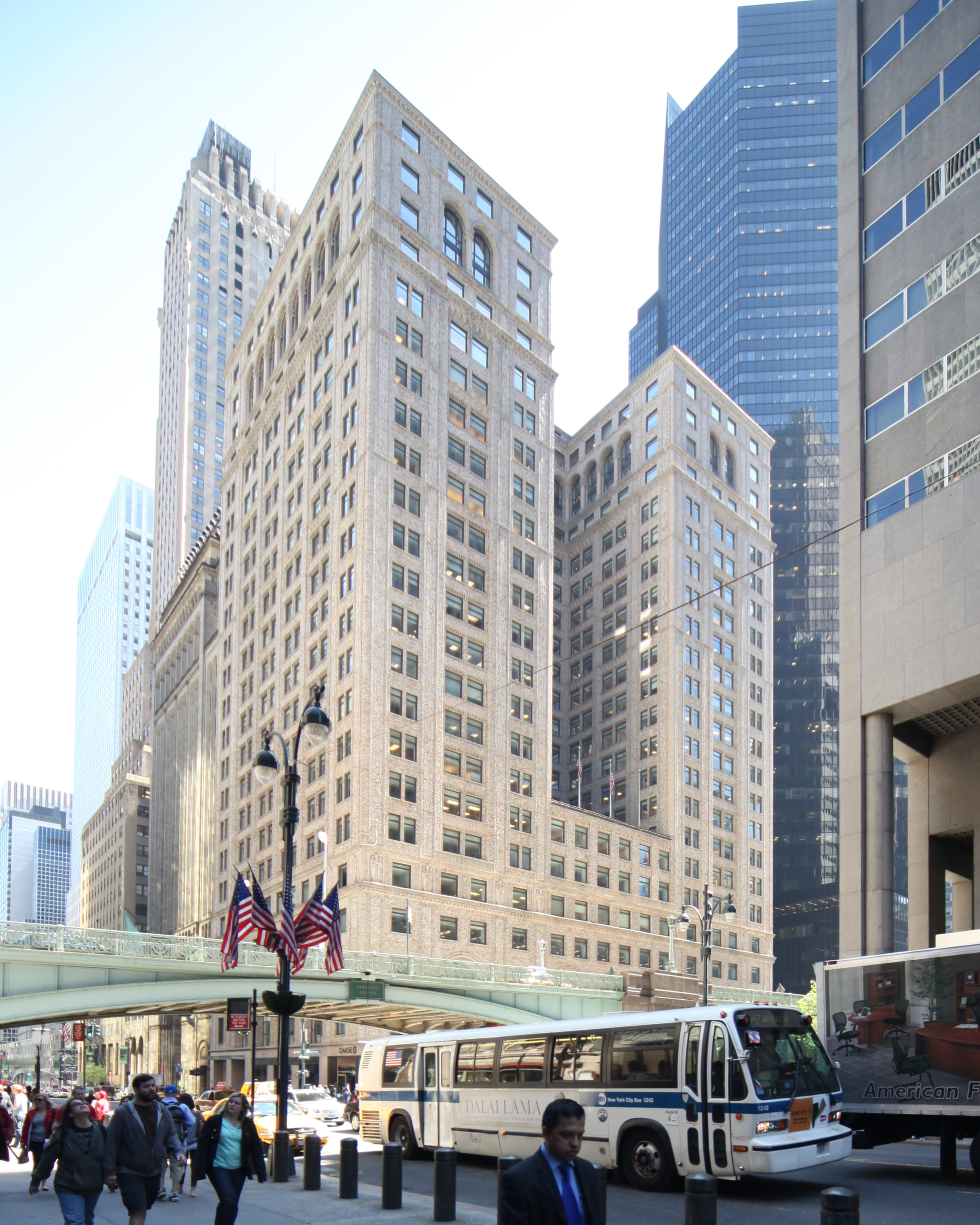 The Pershing Square Building at 125 Park Avenue. LPC photo