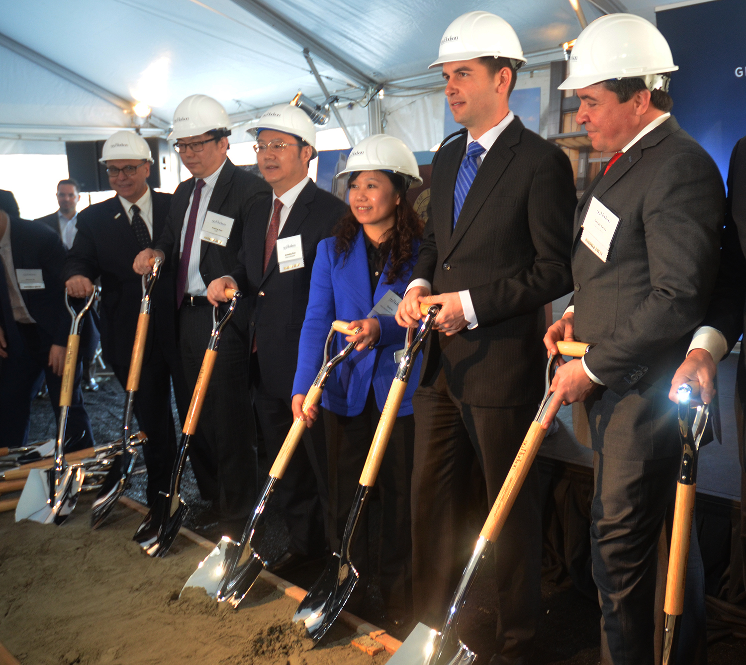 Cindy Xu of China Overseas America (in blue) and Jersey City Mayor Steven Fulop (to her left) at the groundbreaking for 99 Hudson Street.