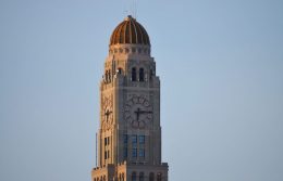 The former Williamsburgh Savings Bank Tower at 1 Hanson Place as seen from 709 Sackett Street in Park Slope. File photo by Evan Bindelglass
