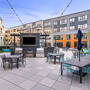 Outdoor courtyard deck at Ivy and Green (1 Park Avenue)