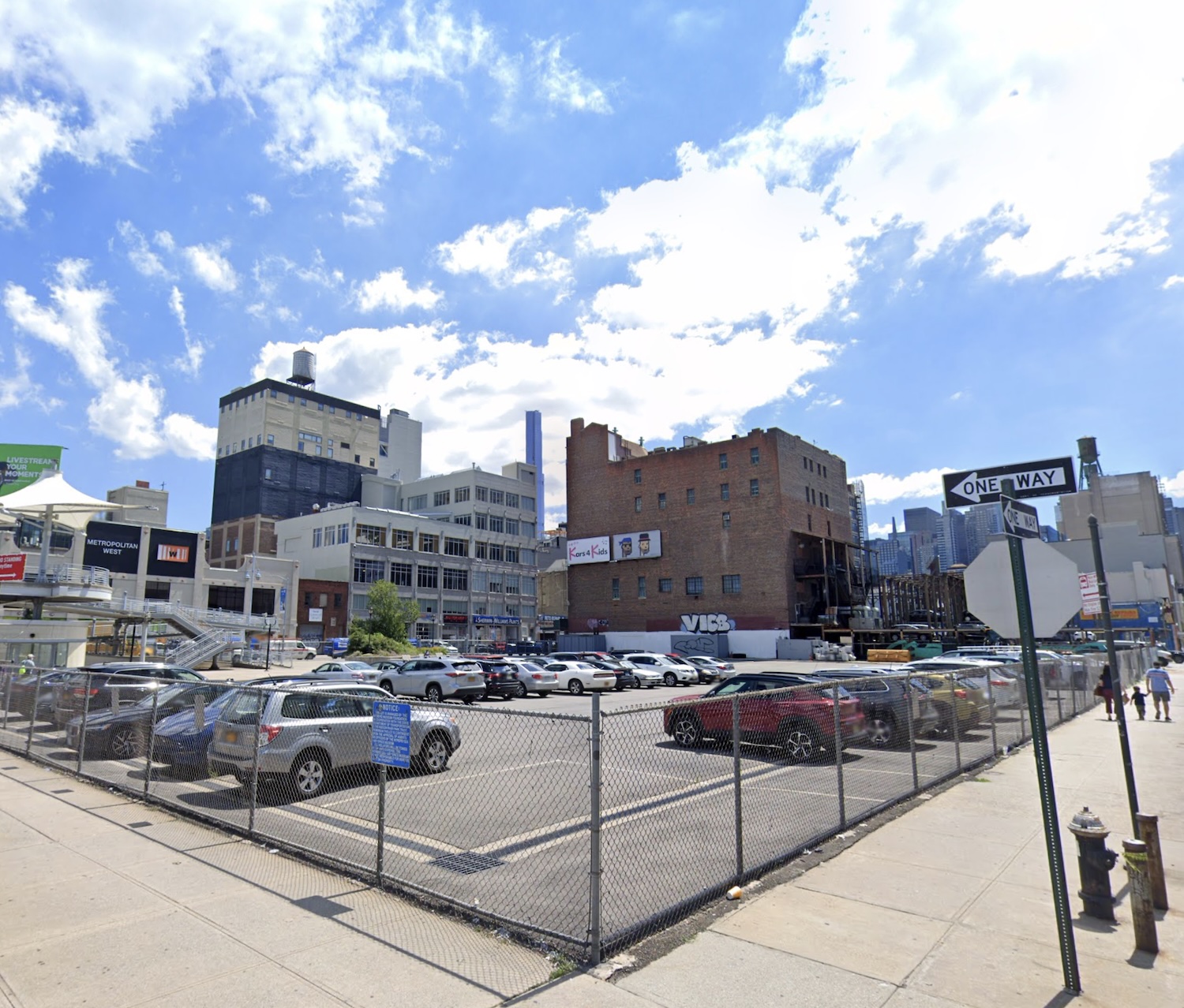 621 W 45th St Garage