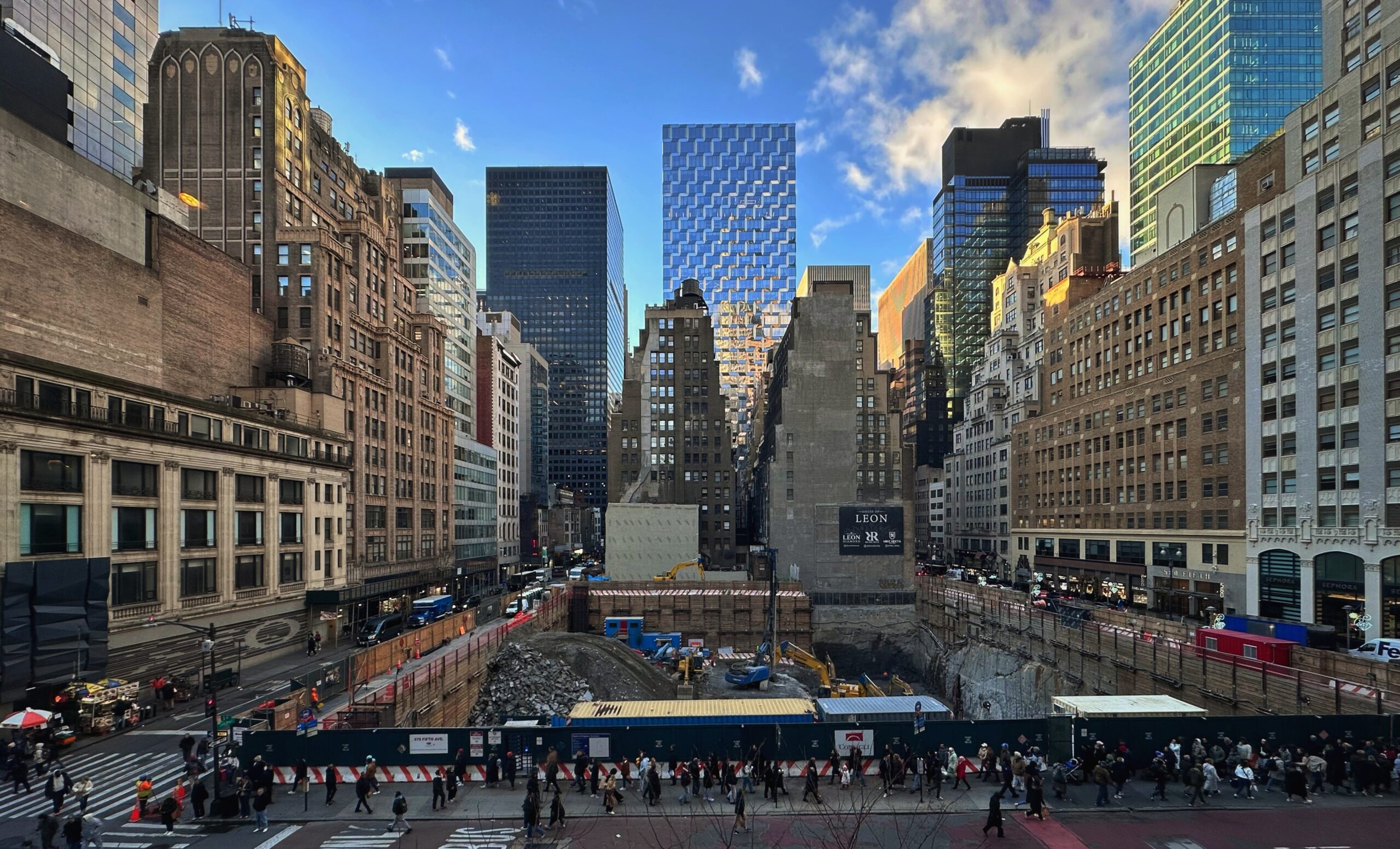ニューヨーク　2027～2029 Excavation Continues for KPF-Designed Skyscraper at 570 Fifth