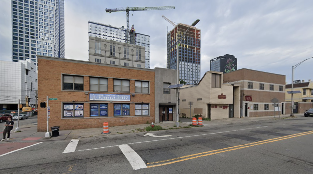 547-555 Summit Avenue, circa December 2024. Image via Google Maps. 